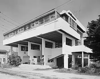 * 3. – Lovell Beach House in Newport Beach, 1926 (Rudolph Schindler)