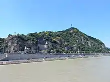 Blick vom Pester Donauufer auf die Statue