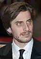 Luca Marinelli spielt Nicky