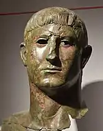 Links Kopf der Statue, die Lucius Cornelius Pusio darstellt; rechts Inschrift, die die Laufbahn von Lucius Cornelius Pusio beinhaltet