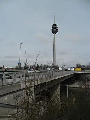Blick auf Fernmeldeturm und Ludwig-Scholz-Brücke im Süden von Schweinau