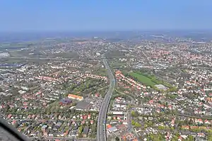 Auto­bahn­dreieck Oldenburg-West (oben) und An­schluss­stellen Oldenburg-Haarentor (unten);oben rechts die A 293