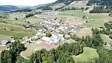 Luftbild vom Dorf Goldingen und Egligen