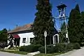 Glockenturm, links das evangelische Gebetshaus