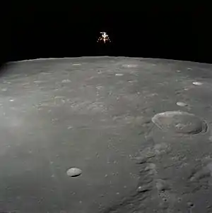 Die Apollo-12-Mondlandefähre Intrepid am 19. November 1969. Der helle Krater am rechten oberen Rand ist Mösting A.