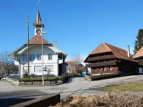 Lurtigen mit dem Schulhaus (links)