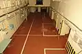 Ladehalle eines Lagerbunkers mit abgehenden Lagerkammern (rechts)