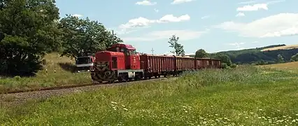 M43 1081 im Juli 2009 mit vier offenen Güterwagen