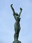 Mädchen mit erhobenen Händen auf der Landiwiese in Zürich-Wollishofen