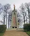 Gedenkstele am französischen Soldatenfriedhof