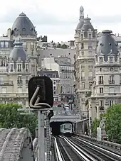 Blick über die Seine auf die Station Passy, modernisierter Zug der Baureihe MP 73, 2007