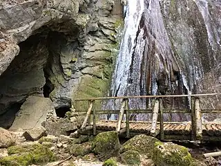Eingangsportal der Höhle von Môtiers
