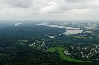 Das Möhneseegebiet bestehend aus dem Möhnesee und dem nördlichen Teil des Arnsberger Walds südlich des Stausees (links im Bild).