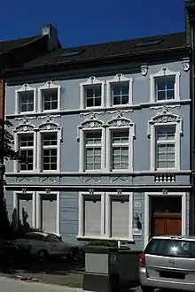 Wohnhaus und Vorgarten