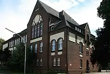 Schule mit Wohnhaus