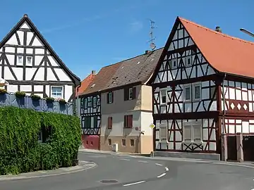 Straßenszene mit Fachwerkhäusern