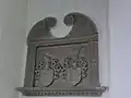 Chor Wappen mit Klötzchenfries