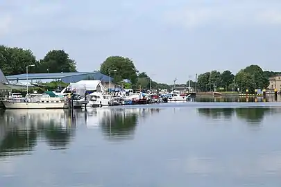 Yachthafen, im Hintergrund die Ruhrschleuse Raffelberg
