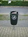 Ein an einer ÖPNV-Haltestelle angegliederter Mülleimer