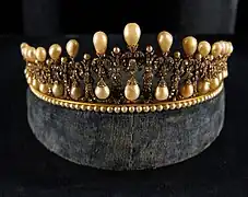 Perlendiadem der bayrischen Königin, sog. „Liebesknoten“-Diadem (Münchner Residenz, Schatzkammer)