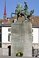 Reiterstandbild von Hans Waldmann beim Münsterhof, im Hintergrund die Wasserkirche