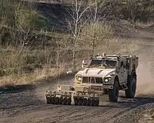 M-ATV mit Mienensuchvorrichtung und dem TerraMax autonomous system