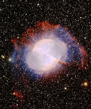 Aufnahme mithilfe des Mayall Telescopes; zu erkennen ist der helle Bereich mit der überlagerten Hantelstruktur sowie die schwächer leuchtende äußere Hülle