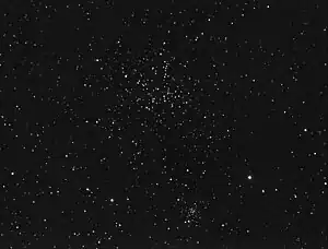 Messier 38 (obere Bildhälfte); unten der fernere Haufen NGC 1907. Gesichtsfeld ca. 60×80'