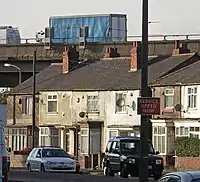 Wohnhäuser und Motorway M5 in Smethwick