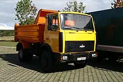 Ein MAZ-5551 in Belarus, Baujahr ca. 2006 (bereits mit neuem Fahrerhaus)
