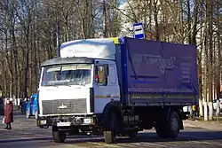 Ein MAZ-5336 mit Pritschenaufbau in Belarus
