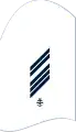 Dienstgradabzeichen eines Oberstabsgefreiten (50er Verwendungsreihe) auf dem Oberärmel des weißen Hemdes für Marineuniformträger