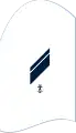 Dienstgradabzeichen eines Stabskorporals (30er Verwendungsreihe) auf dem Oberärmel des weißen Hemdes für Marineuniformträger