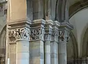 Figurenkapitelle an der Innenseite des südlichen Chorumgangs