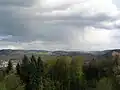 Blick vom Hirschkopf bei Weinheim in die Mischzone zwi­schen Tromm- und Heidelberger-Gra­nit: Kisselbusch/ Götzenstein, Bunt­sandsteinstufe Hardberg-Stie­felhöhe, Buch­klingen zwischen Waldskopf und Geiersberg, Berge südlich des Gorx­heimer-Tals (von links)