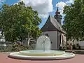 Hospitalkirche St. Anna, im Vordergrund die Pusteblume