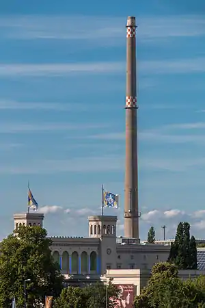 Der Schornstein des Heizwerks Scharnhorststraße von Berlin Hauptbahnhof aus gesehen.