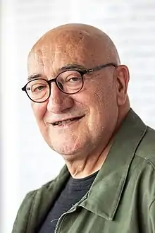 Antonio Altarriba escribiendo.jpg
