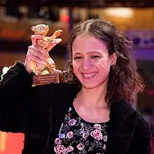 Mati Diop mit ihrem gewonnenen Goldenen Bären