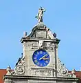 Uhr mit Giebelfigur