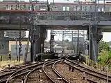 Engpass unter dem Viadukt der Tōkaidō-Hauptlinie