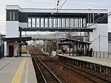 Bahnsteige und Fußgängerbrücke