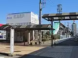 Empfangsgebäude mit Viadukt im Hintergrund