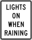Zeichen R16-6Licht an bei Regen. Generelles Gesetz in vielen Staaten, Schilder befinden sich meist an Grenzen.