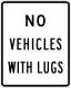 Zeichen R4-5Keine Fahrzeuge mit "Greifeisen". Damit (lugs) sind Metall(stachel)aufsätze auf Reifen gemeint, die auf unbefestigten Straßen für einen besseren Halt sorgen.