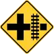 Zeichen W10-2RBahnübergang neben Kreuzung