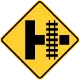 Zeichen W10-3RBahnübergang neben T-Kreuzung