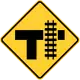 Zeichen W10-4RBahnübergang neben T-Kreuzung