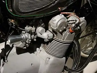 Die eng angelegten Kühlrippen des quer eingebauten 4-Zylinder-Reihenmotor