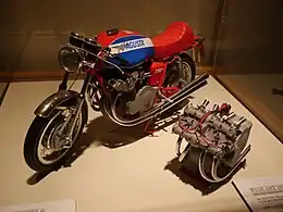 Modell einer MV 750 S im Maßstab 1:5 mit nebenstehendem 4-Zyl.-Reihenmotor